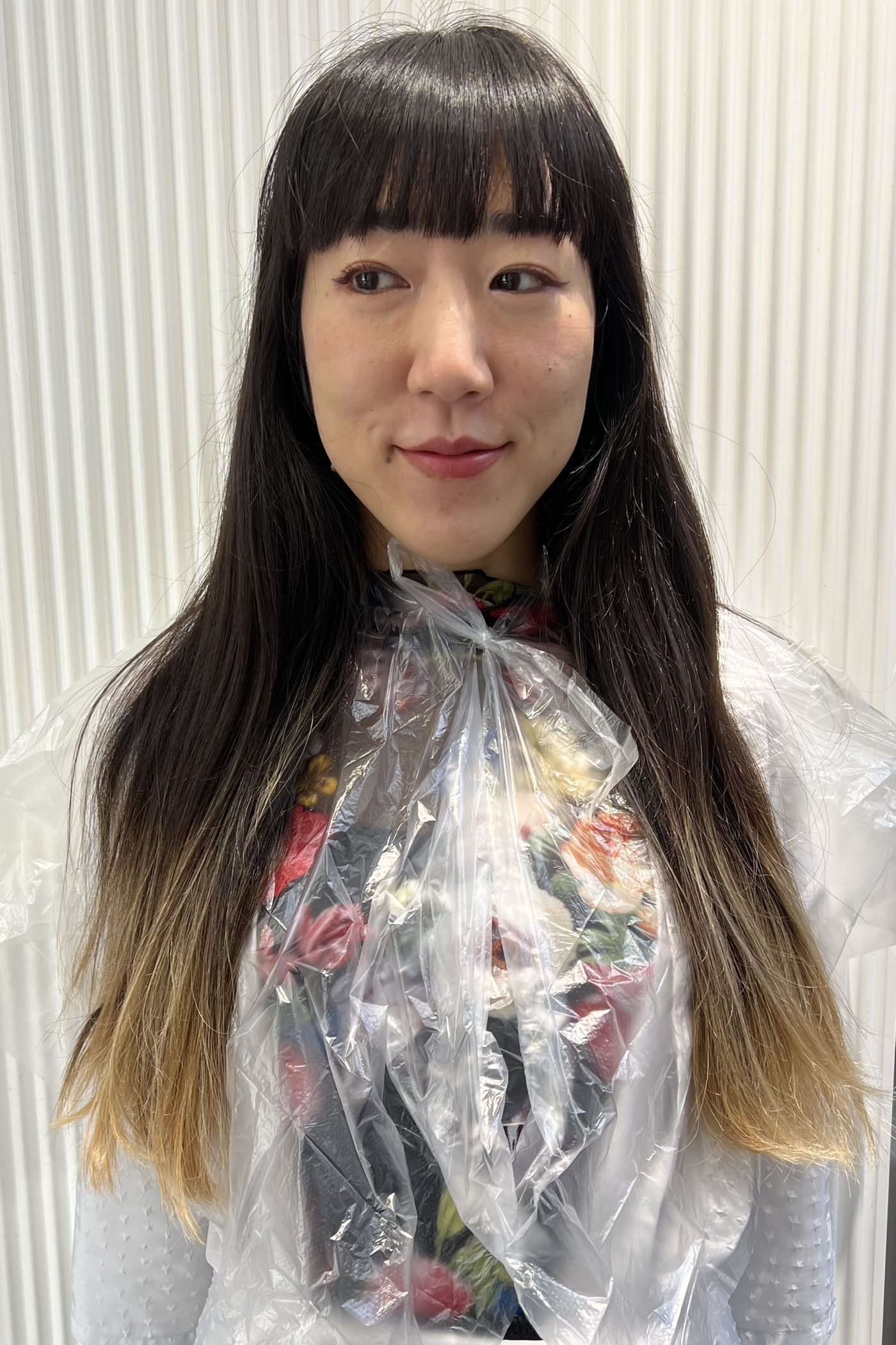 服务开始前的深色长发与较浅发尾状态